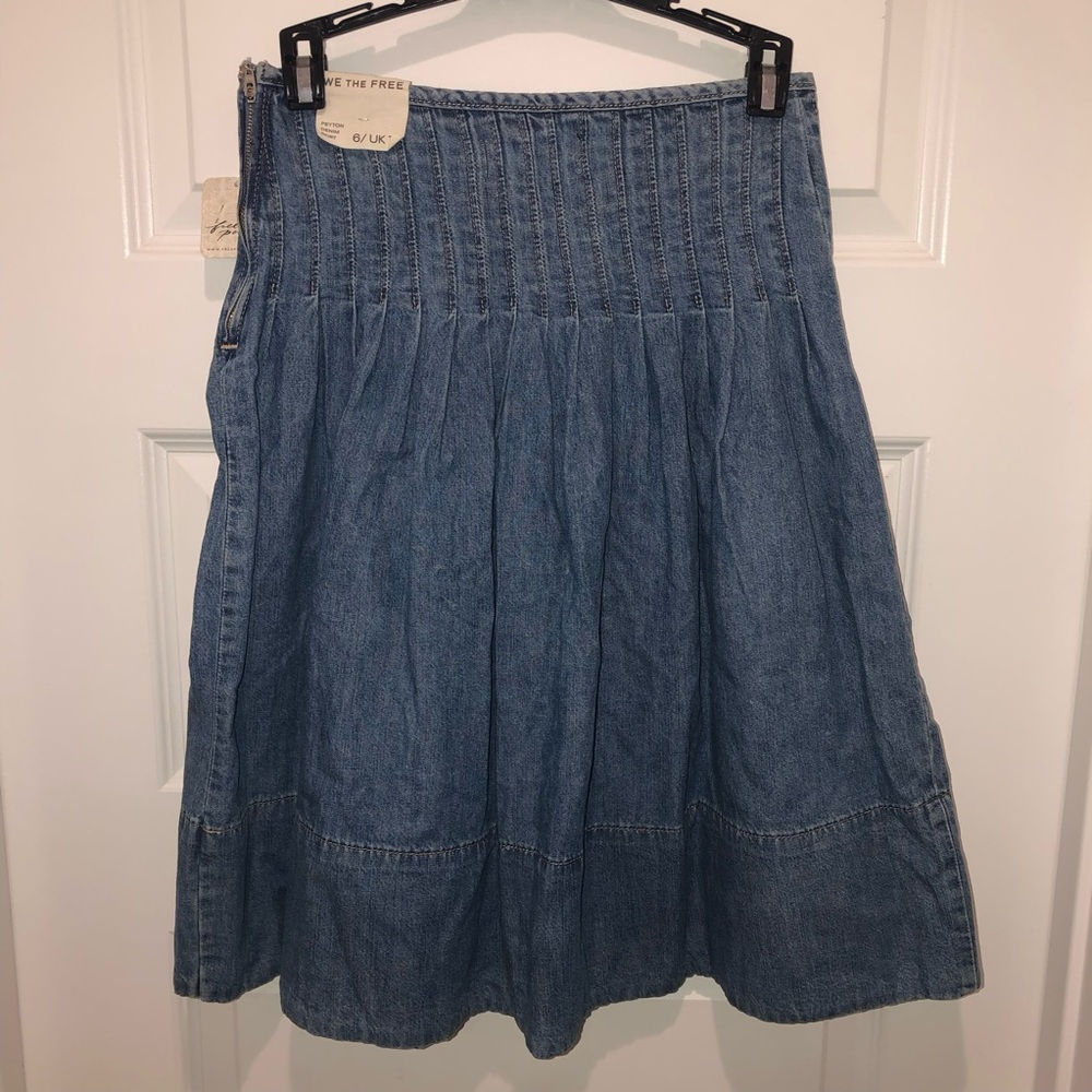 New Free People We The Free Peyton Pintuck Denim Jean Midi Skirt sz 6 - Picture 6 of 6